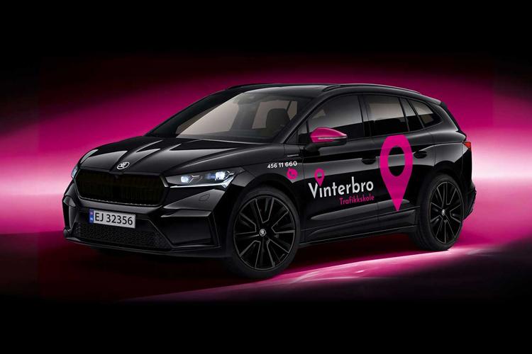 En svart SUV med Vinterbro-logo og rosa detaljer på en mørk bakgrunn.