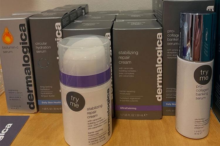 Hudpleieprodukter fra Dermalogica, inkludert fuktighetsgivende og reparerende serum i grå og hvite emballasjer.