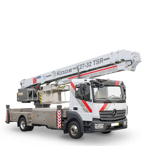 En lastebil med kran, modell K27-32 TSR, med en heisarm for løfting og arbeid i høyden.