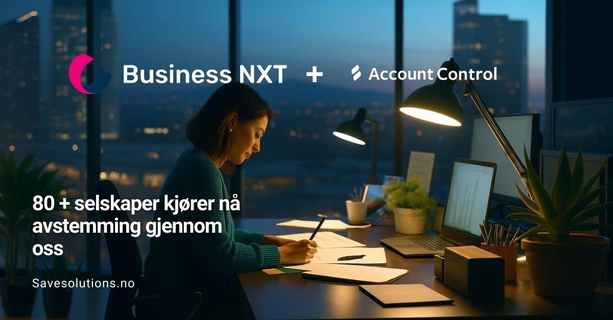 En kvinne sitter ved et skrivebord om kvelden, jobber med dokumenter og har en datamaskin foran seg.