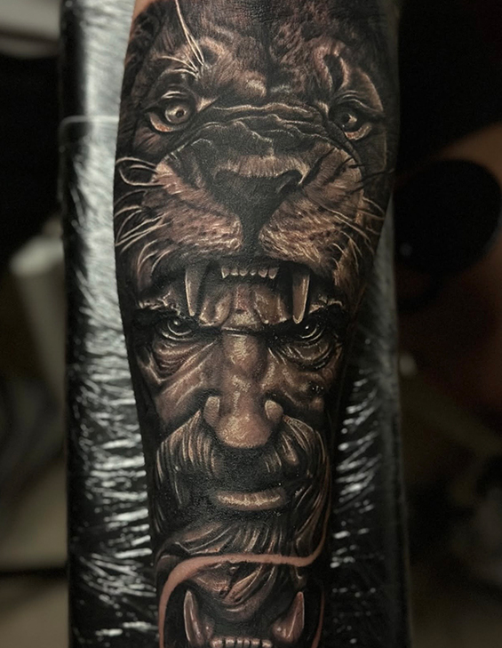 Tatovering av en løve og et ansikt med kraftige trekk, med detaljerte skygger og realistisk stil.