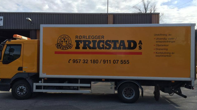Gul lastebil med teksten "Rørlegger Frigstad AS" og kontaktinformasjon på siden.