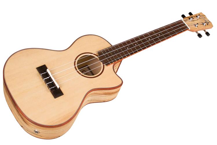 En akustisk ukulele laget av lys treverk med fire strenger og en buet kropp.