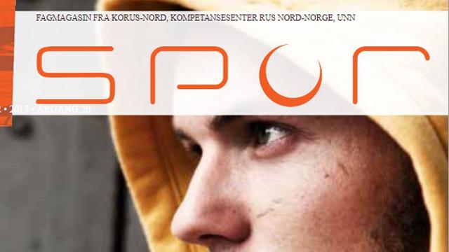 En nærbilde av en ung mann med hette, med teksten "SPUR" i oransje over bildet.