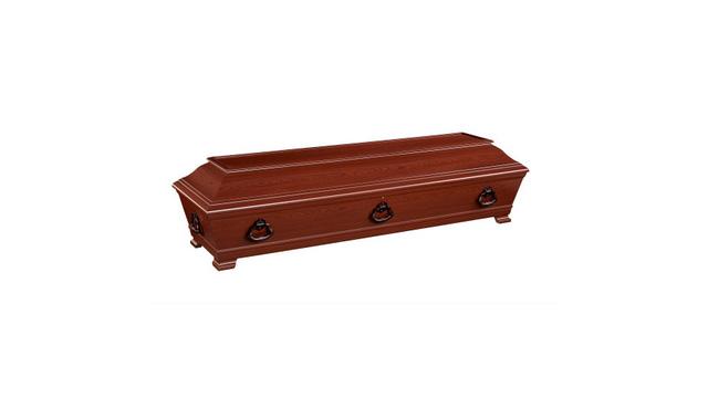 en brun kiste med detaljerte håndtak og en elegant form