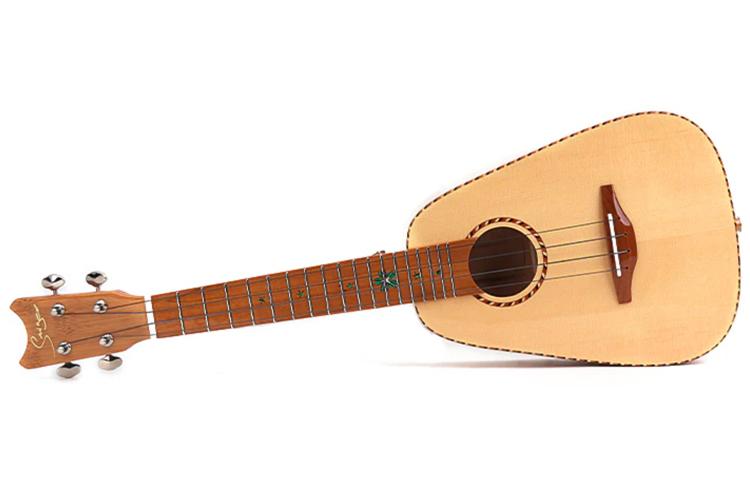 En tradisjonell norsk mandolin med en trekropp og seks strenger, plassert på en hvit bakgrunn.