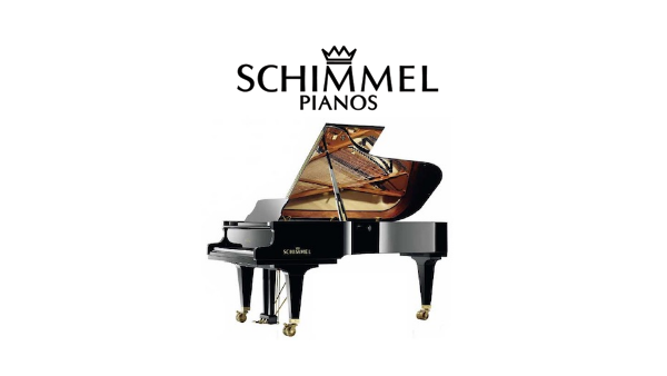 Et svart flygelpiano med åpen lokk, merket med "Schimmel Pianos" i elegant skrifttype.