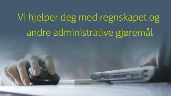 Hånd som holder en datamus, med tekst om hjelp med regnskap og administrative oppgaver.