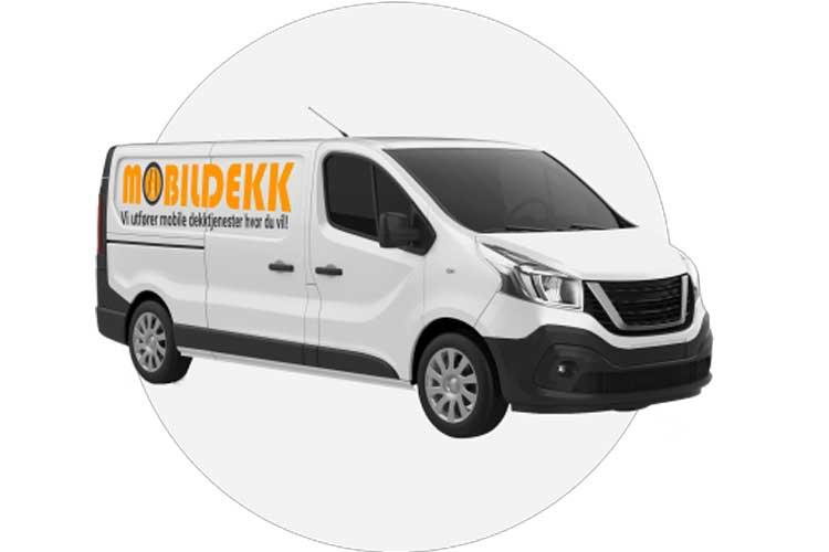 En hvit varebil med teksten "MOBILDEKK" på siden, som tilbyr mobile dekk tjenester.