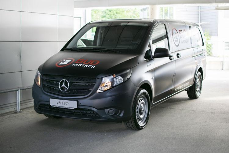 En svart Mercedes varebil med logoen til Matner, parkert i et moderne garasjeområde.