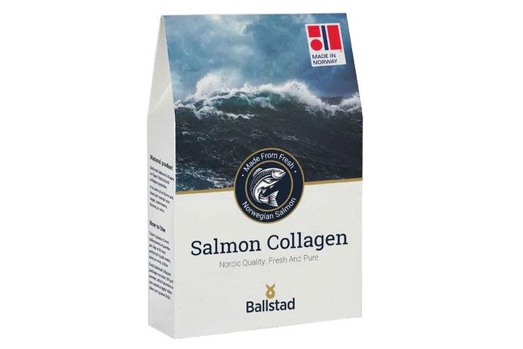 Pakke med laks kollagen fra Ballstad, med bølger i bakgrunnen og tydelig logo på framsiden.