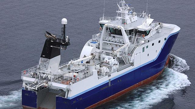 Fiskebåt med moderne utstyr seiler på havet, med blå og hvit farge og kraftig motor.