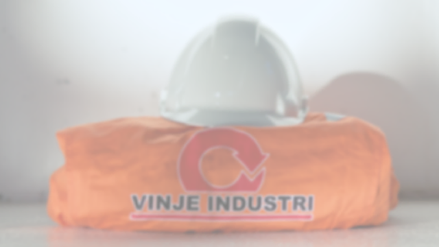 Oransje arbeidsjakke med logoen "Vinje Industri" og en hvit hjelm i bakgrunnen.