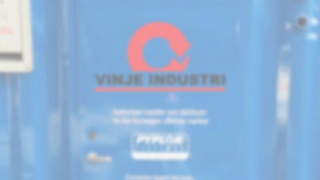 Logoen til Vinje Industri på en blå bakgrunn, med teksten "Vinje Industri" og et resirkuleringssymbol.