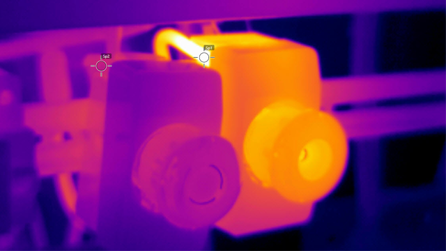 Termisk bilde av to elektriske komponenter med varmesignaturer, viser temperaturforskjeller i farger.
