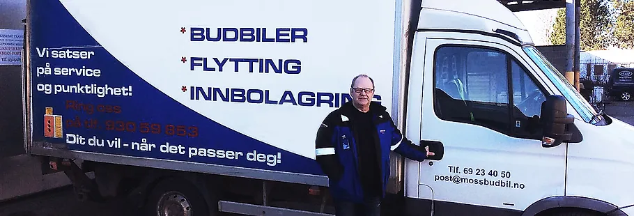 En mann står ved siden av en flyttebil med teksten "Budbiler, Flytting, Innbolagri" på siden.