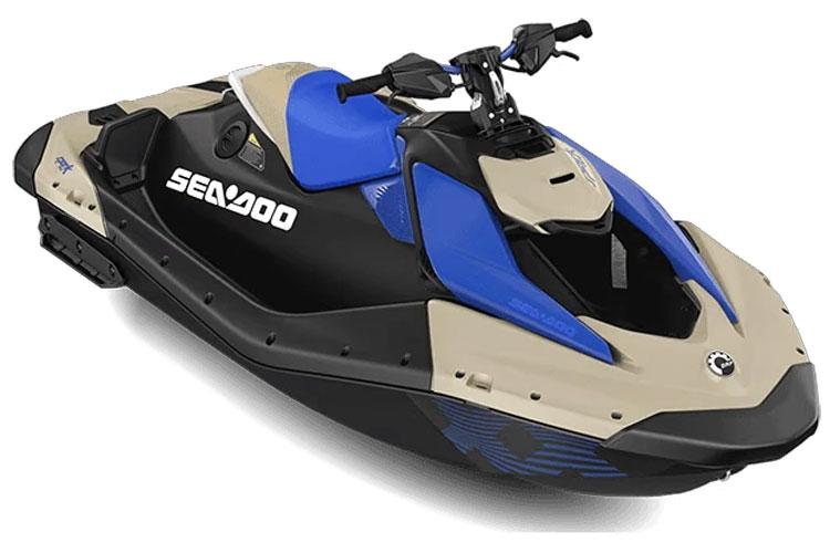 En moderne vannscooter i svart, blått og beige, merket med "Sea-Doo".