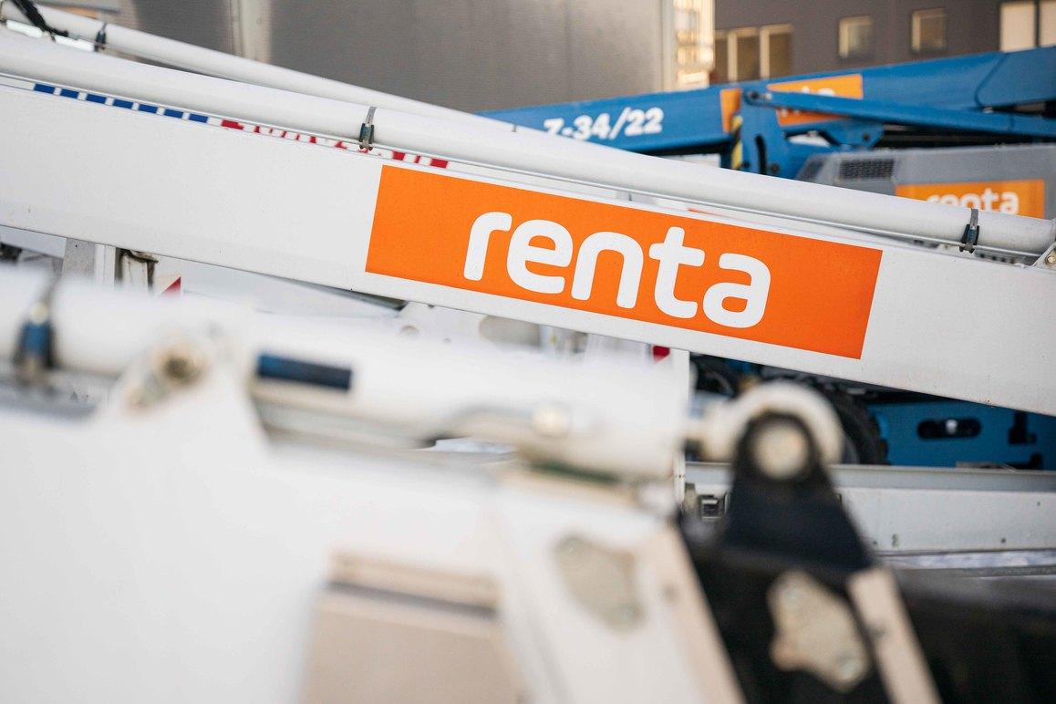 Renta-logo på en heisekran med flere maskiner i bakgrunnen.
