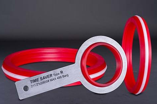 Røde gummiringer med hvite striper og en metallnøkkel med teksten "TIME SAVER Type R" i fokus.