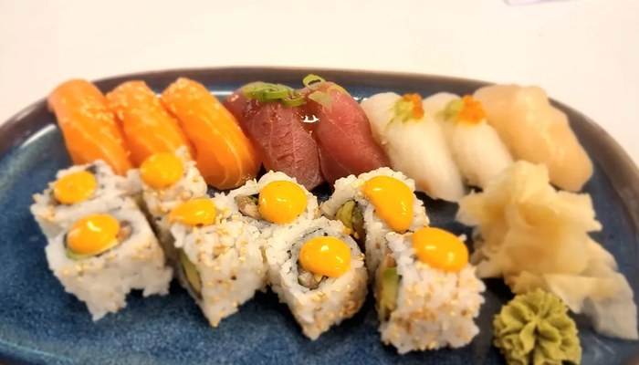 Fargerik sushi-tallerken med laks, tunfisk, nigiri og maki med eggeplomme og sesamfrø.