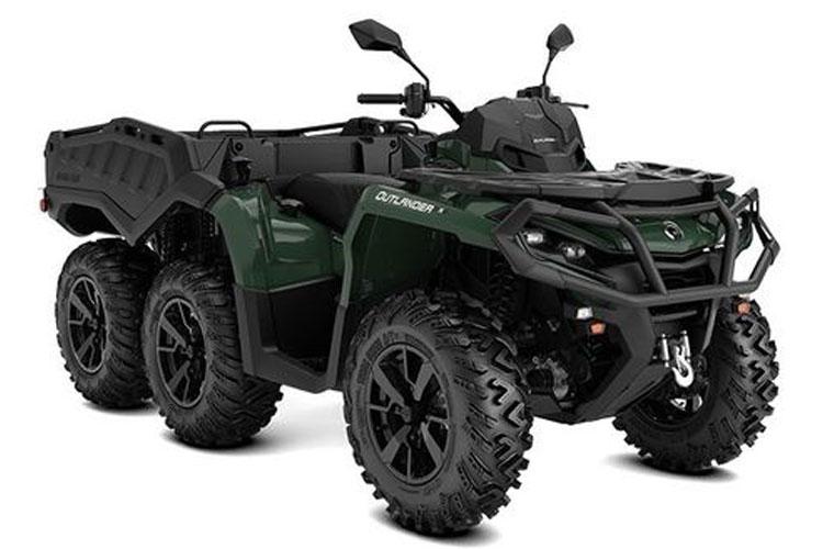 En grønn ATV med seks hjul og tilhenger, designet for terrengkjøring og frakt.