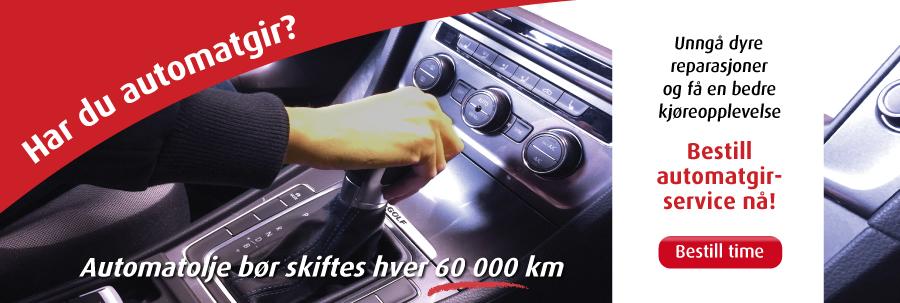 Hånd som skifter gir i en bil med tekst om automatgir og oljeskift hver 60 000 km. Bestill service nå!