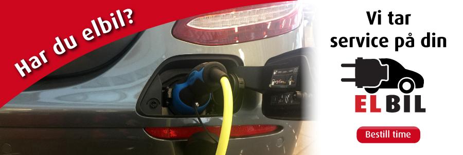 Ladekontakt på en elbil med en gul ladekabel og tekst om service for elbiler.