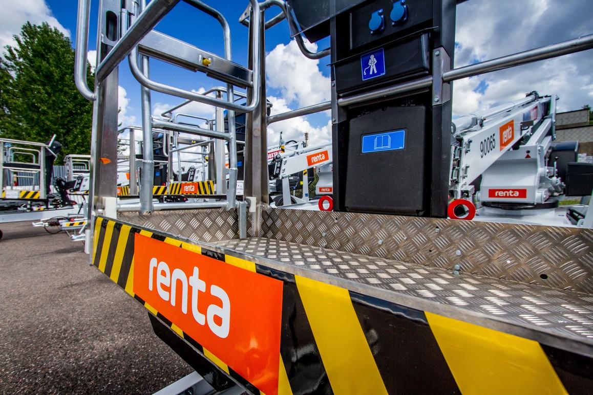 Bilde av en leieplattform fra Renta med tydelig logo og sikkerhetsmerker, plassert på en byggeplass.