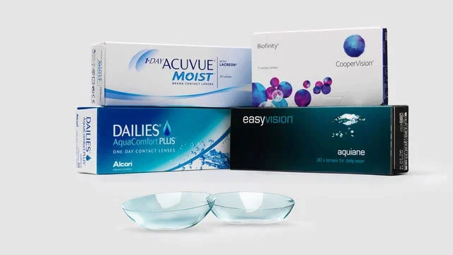 Kontaktlinser og emballasje fra forskjellige merker, inkludert Acuvue, DAILIES og EasyVision.