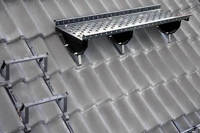 Tak med metallstige og festepunkter for sikker tilgang til taket.