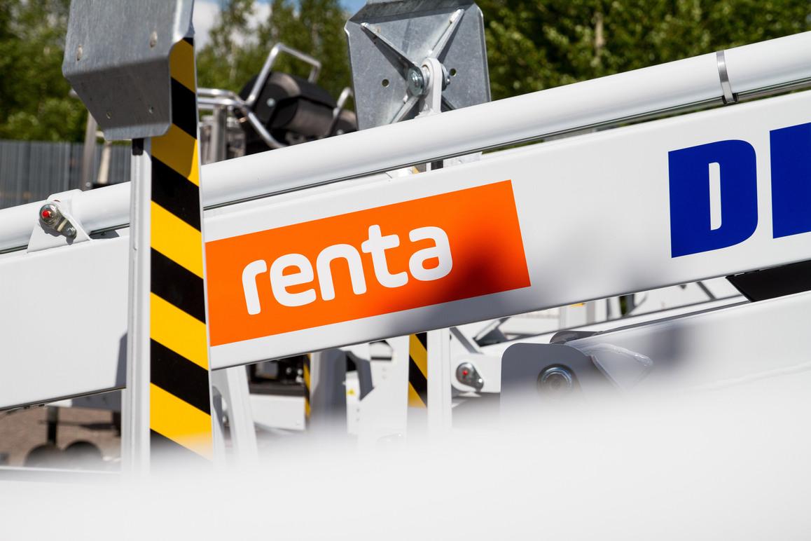 Renta-logo på en heis med gule og svarte striper i bakgrunnen, tydelig synlig i sollys.
