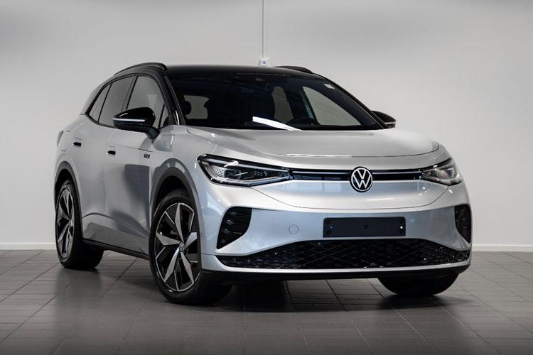 En sølvfarget Volkswagen ID.4 SUV med moderne design, stående på et lyst gulv i et bilutstillingslokale.