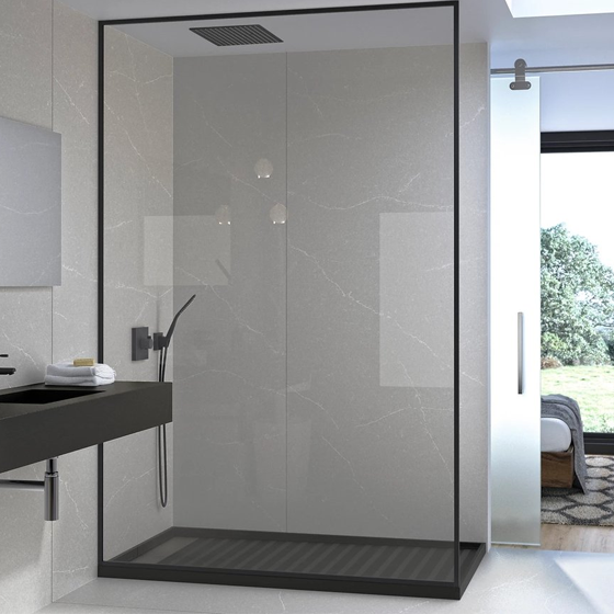 Moderne dusj med glassvegg, svart dusjhode og minimalistisk design i et stilrent bad.