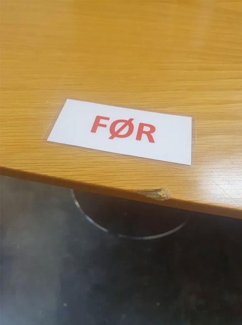 Et bord med en rød etikett som sier "FØR" plassert på overflaten.