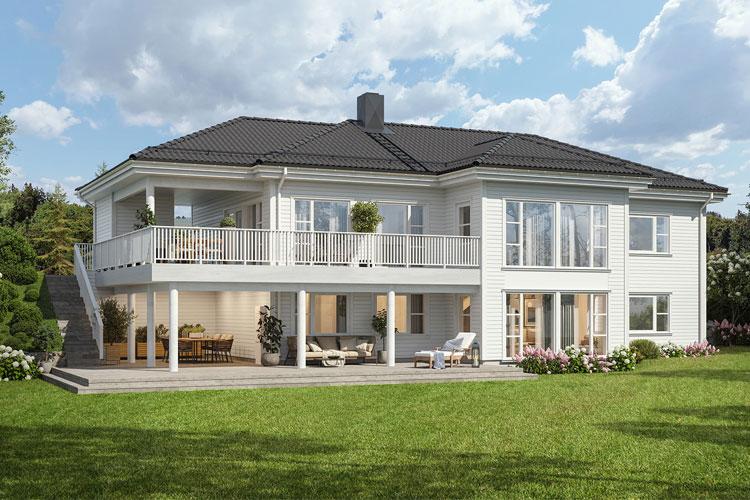 Moderne enebolig med stor terrasse, hage og solfylte omgivelser under en blå himmel.