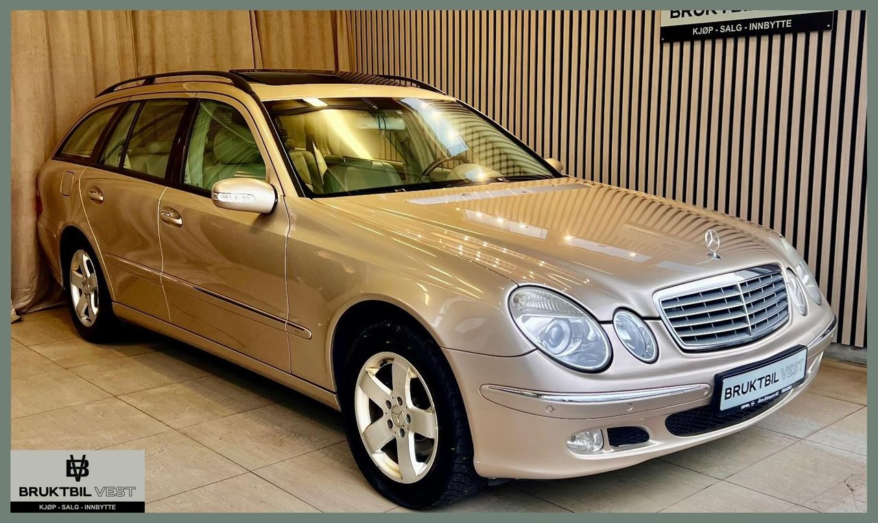 En sølvfarget Mercedes stasjonsvogn parkert i en lys utstillingssal.