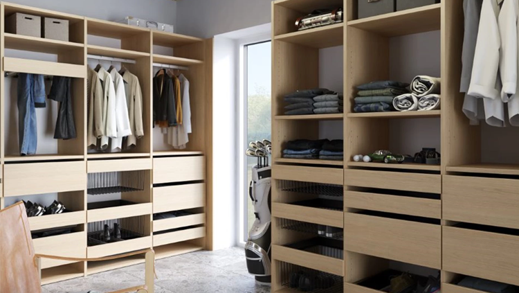 Moderne garderobe med åpne hyller, klær, rullende skuffer og en golfvogn i et lyst rom.
