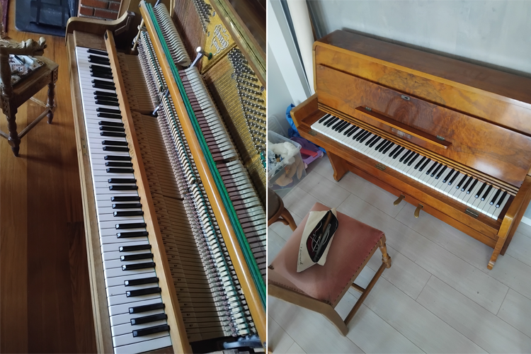 To pianoer sett ovenfra, med synlige tangenter og mekanikk, plassert i et rom med lys parkettgulv.