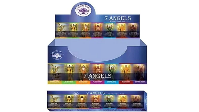 En utstillingsboks med 7 engler, hver med forskjellige farger og design, for salg av engleprodukter.
