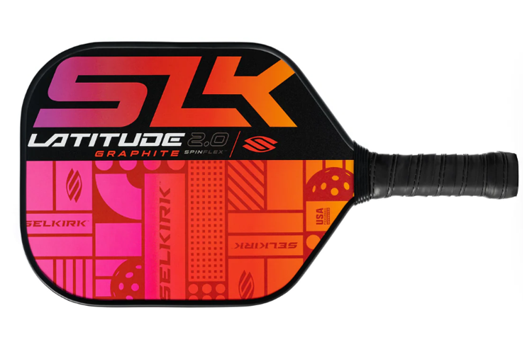 Pickleballracket med grafittdesign fra Selkirk, modell Latitude 2.0, i farger som rosa, oransje og svart.