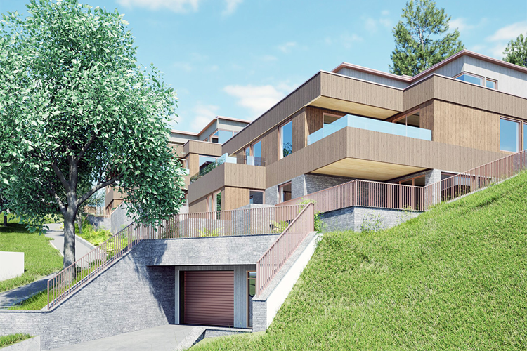 Moderne boliger med treverk og store vinduer, plassert på en grønn bakke med en stor tre.