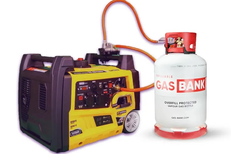 En bærbar generator koblet til en gassbeholder, med kontrollpanel og slanger synlige.