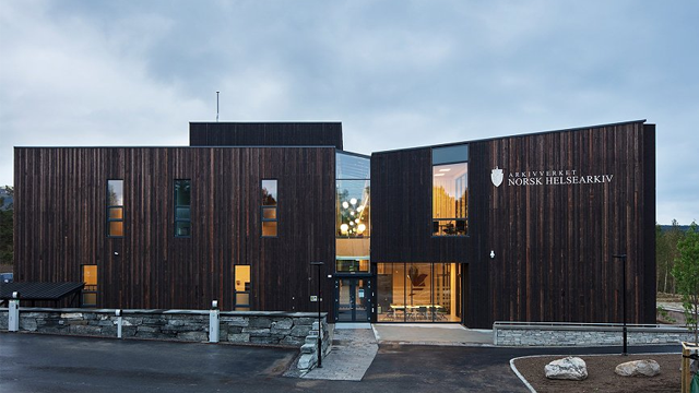 Moderne bygning med trepanel og store vinduer, som huser Mjøsa Friluftssenter.