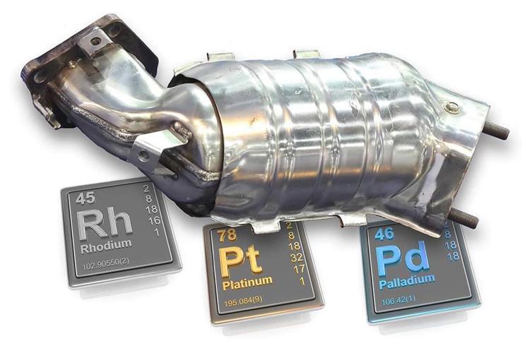 Katalysator med metallplater for rhodium, platina og palladium i bakgrunnen.