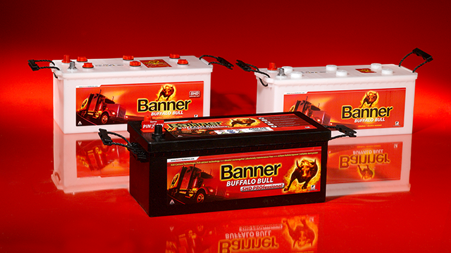 Tre bilbatterier fra Banner, inkludert Buffalo Bull-modellen, med rød bakgrunn og reflekterende overflate.