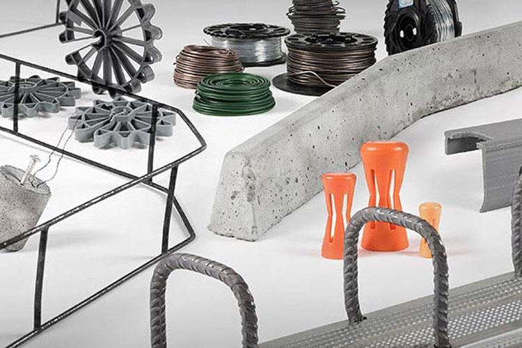 Ulike materialer og komponenter som betong, metalltråd og plastdeler på en hvit bakgrunn.