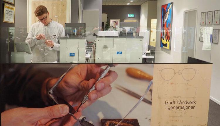 Optiker som justerer briller i en moderne butikk med kunstverk på veggen.