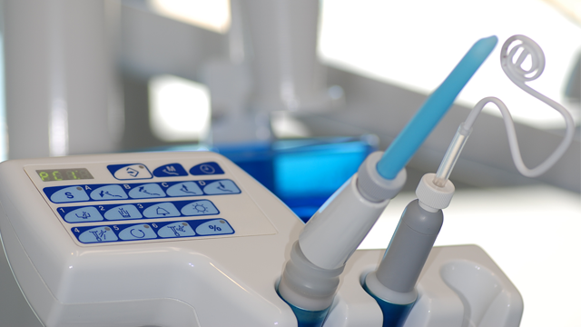 Dentalutstyr med sprøyte og kontrollpanel for tannbehandling.