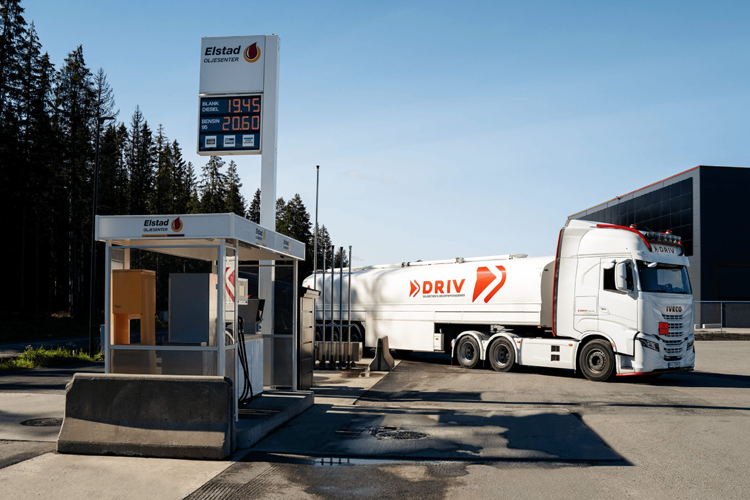 Bensin- og dieselpumpe med tankbil fra DRIV på en bensinstasjon i skogen.