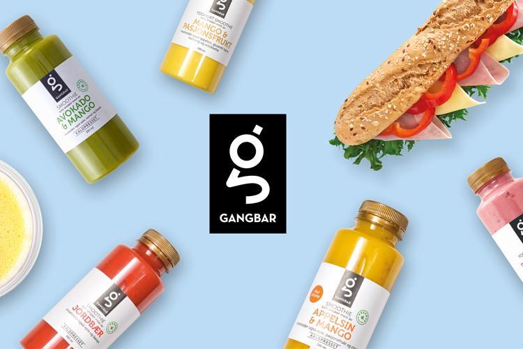 Fargerike juiceflasker og en sandwich med grønnsaker, plassert på en lys blå bakgrunn med Gangbar-logoen.